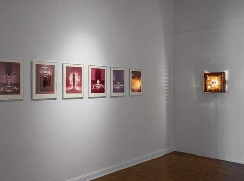 Postavitev razstave Nemirno oko Staneta Jagodiča v Mestni galeriji Ljubljana.