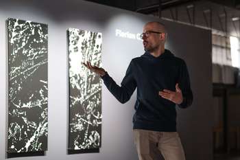 Javno vodstvo po razstavi alumnov Od blizu Začasni naslov