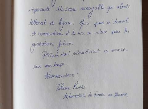 "Plečnik je bil nedvomno pred svojim časom," je veleposlanica med drugim zapisala v našo knjigo vtisov