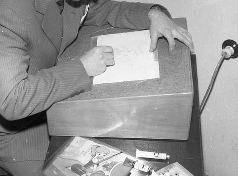 Miki Muster med risanjem reklamnega filma za Tomos leta 1958