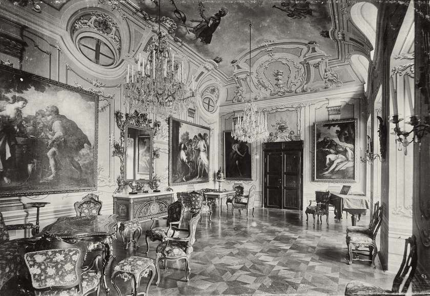 Veliki salon v murskosoboškem gradu na fotografiji iz let 1895-1899