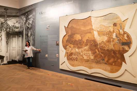 Zadnje vodstvo po razstavi Okras biljardne sobe z avtorico Ano Pokrajac Iskra in konservatorko-restavratorko Sašo Snoj