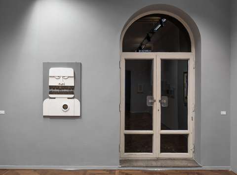 Postavitev razstave Nemirno oko Staneta Jagodiča v Mestni galeriji Ljubljana.