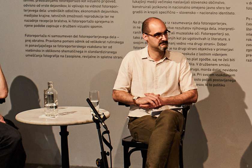 Ilija Tomanić Trivundža na dogodki v sklopu razstave Na drugi strani: Slovenska fotoreportaža