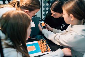 Plastenja v gibanju: Interaktivno vodstvo z delavnico za otroke