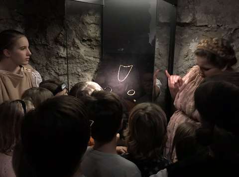 V muzejski zakladnici je Avrelija otrokom pokazala, s kakšnim bogatim nakitom je bila pokopana emonska deklica.