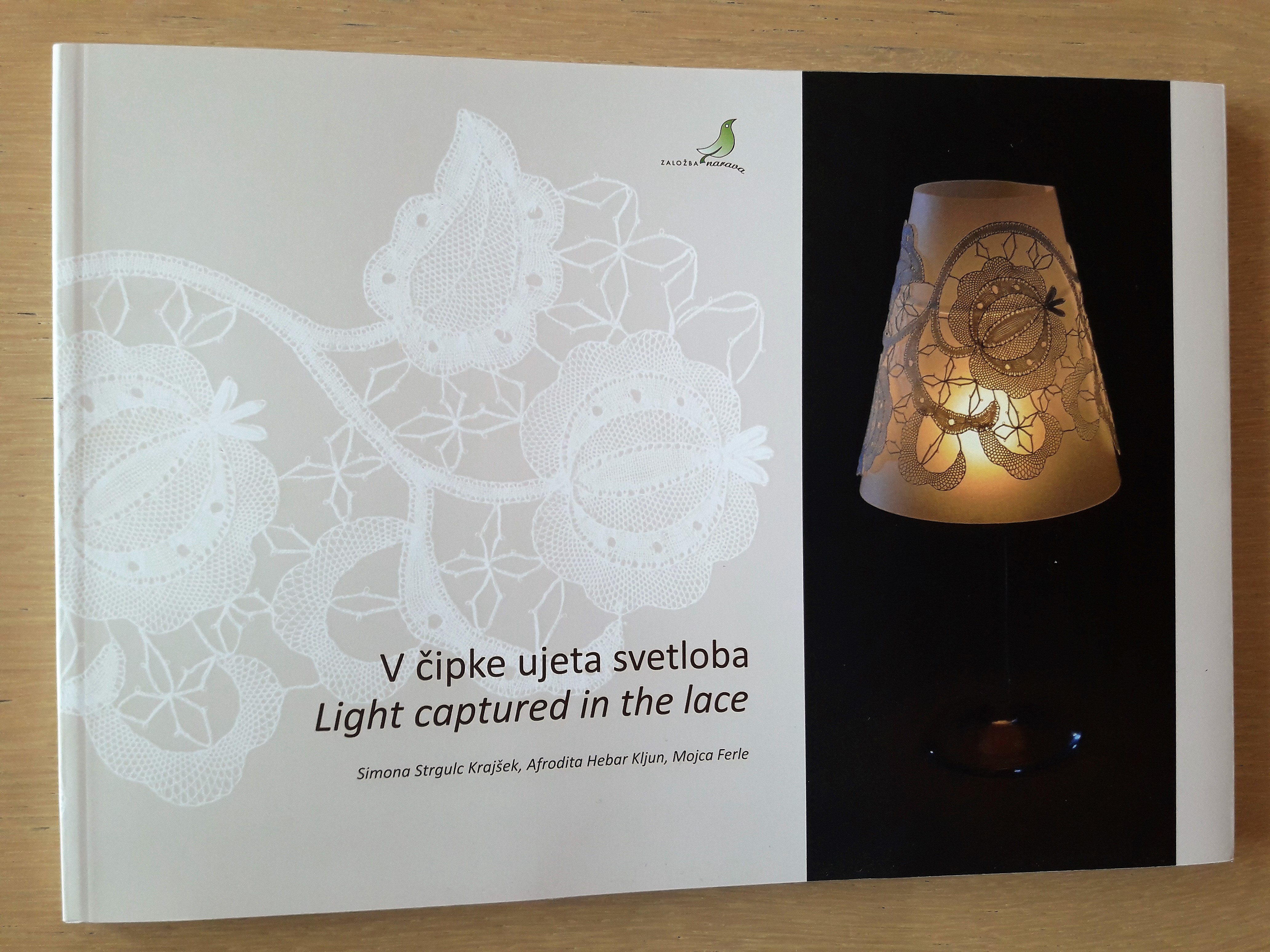 Publikacija 'V čipke ujeta svetloba' je izšla ob slovenski nacionalni predstavitvi na Nizozemskem