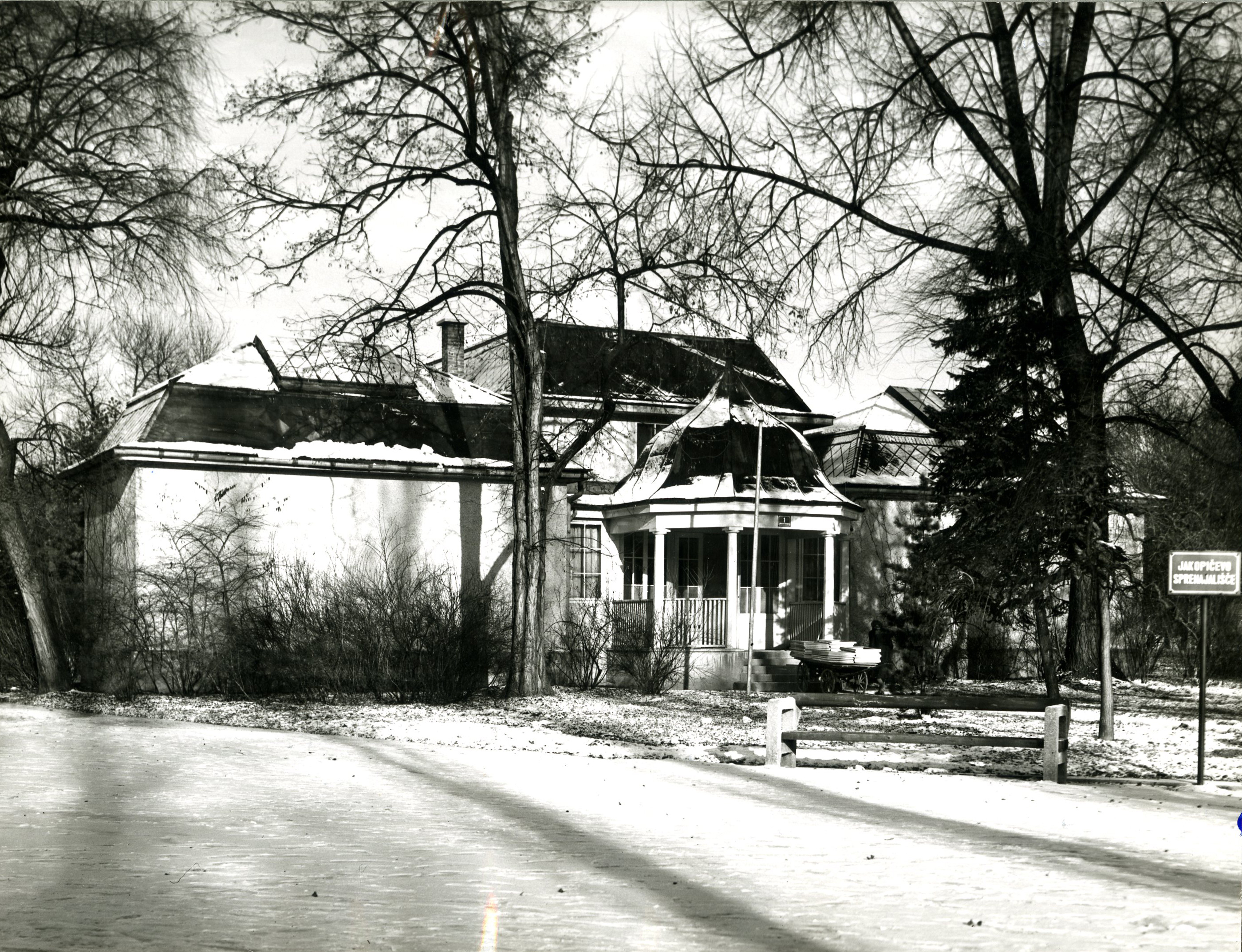 Jakopičev paviljon pred podiranjem decembra 1961