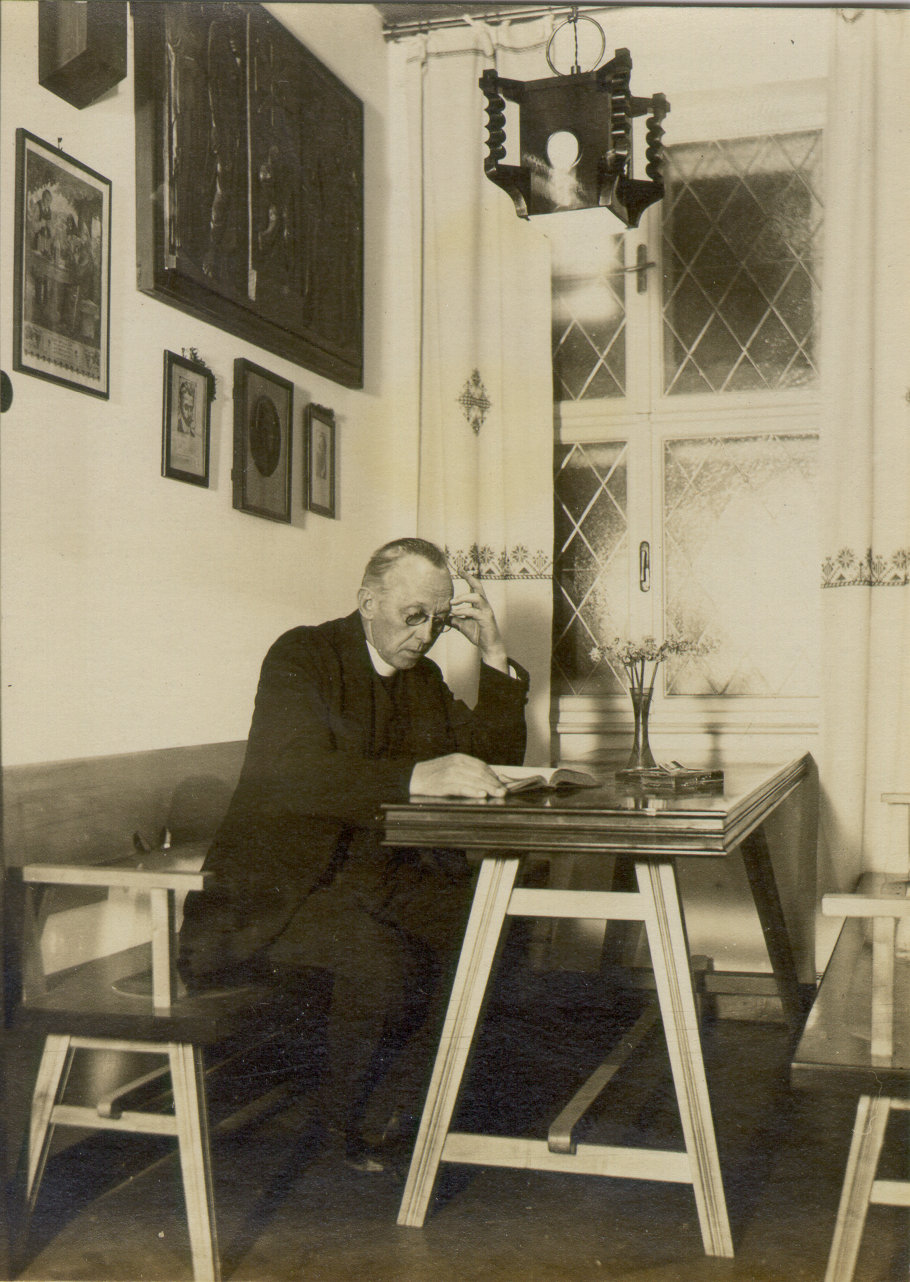 Finžgar v Plečnikovem interierju v hiši na Pleteršnikovi, ok 1933