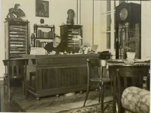 F.S. Finžgar v svoji hiši na Pleteršnikovi, 1933