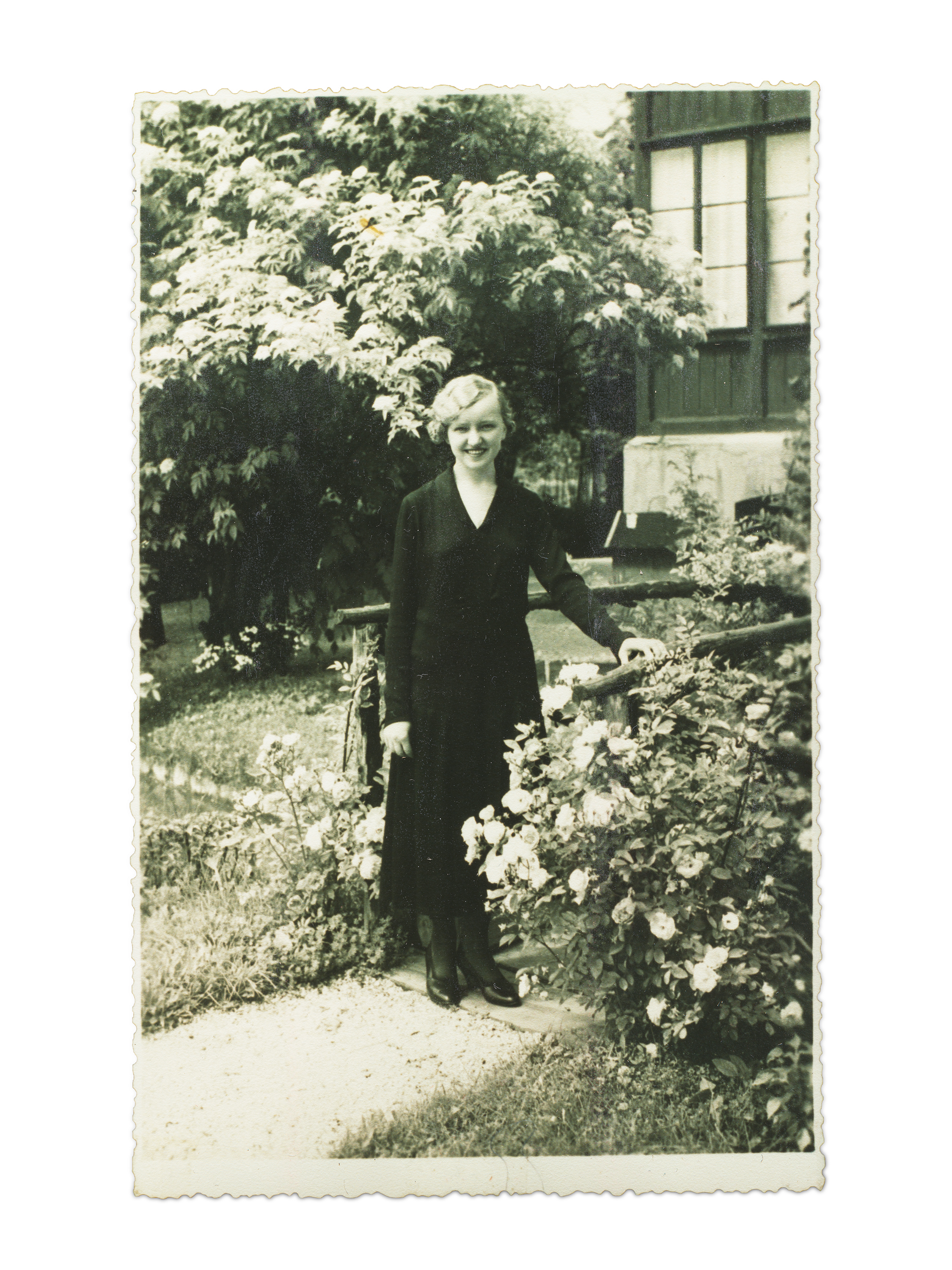 Zlatica Hribar, maturantka, na domačem vrtu leta 1932