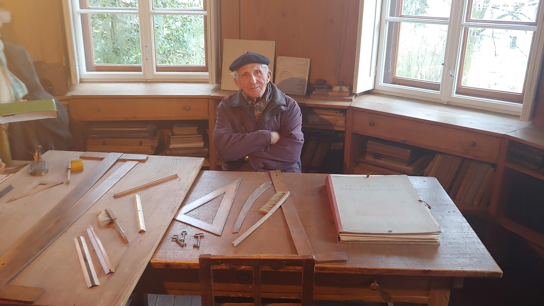 Arhitekt Andrej Lodrant je ob obisku Plečnikove hiše sedel na svoj stol v Plečnikovi risalnici