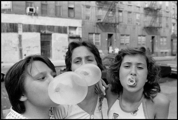 Carol, JoJo in Lisa med druženjem na Mott Streetu, Little Italy, New York, ZDA, 1976