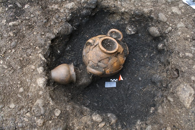 kremacija otroka z žganino raztreseno po grobni jami, 2. stol., najdišče Kozolec (del severnega grobišča Emone)