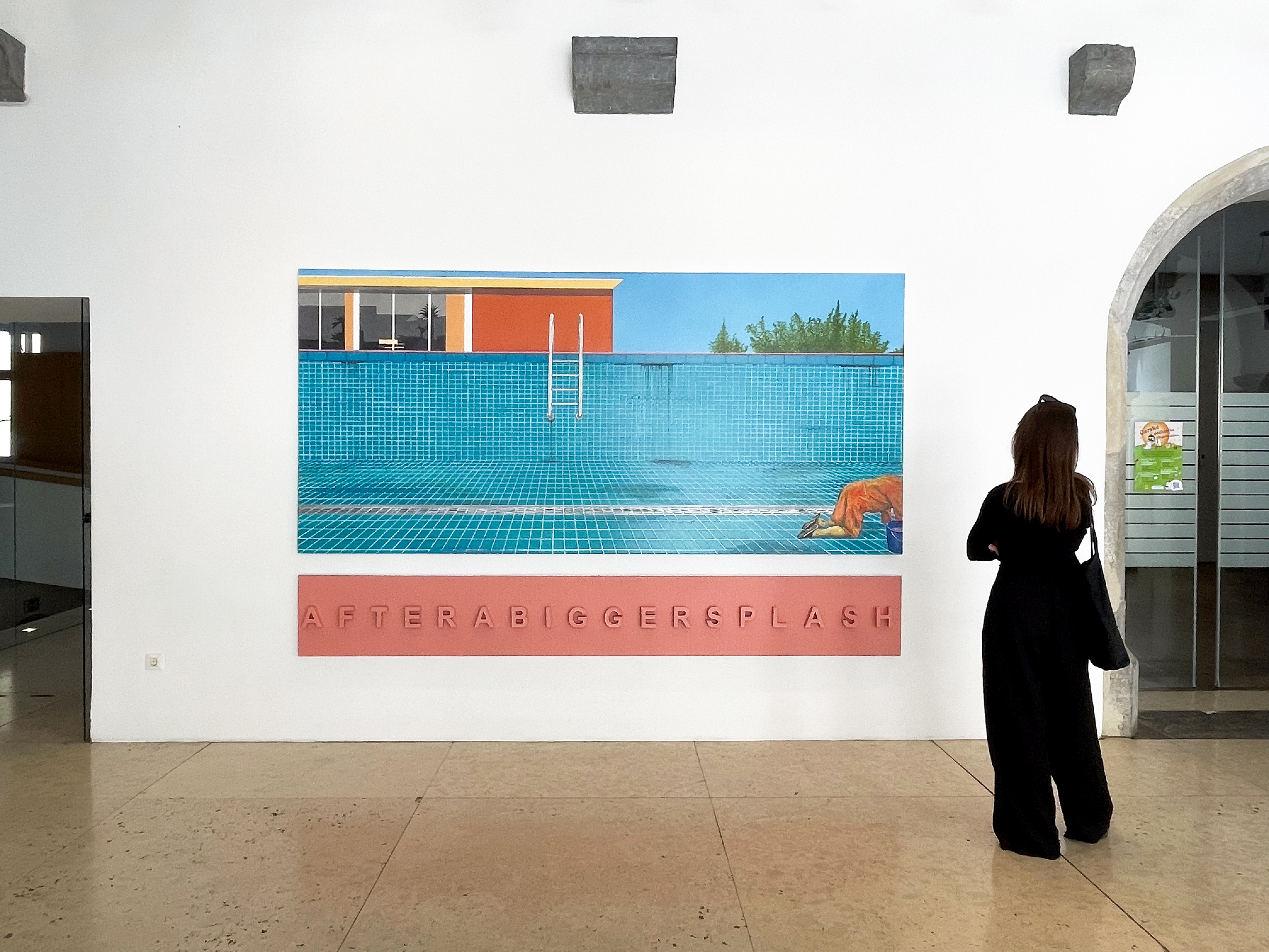 Zmago Lenárdič  After a Bigger Splash, 2025 (... D. Hockney: A Bigger Splash, 1967) Olje, alkid, tesarol, akril, paint marker, karton na platno, 140 x 300 x 4,5 cm + 40 x 300 x 4,5 cm (∑= 191 x 300 x 4,5 cm)